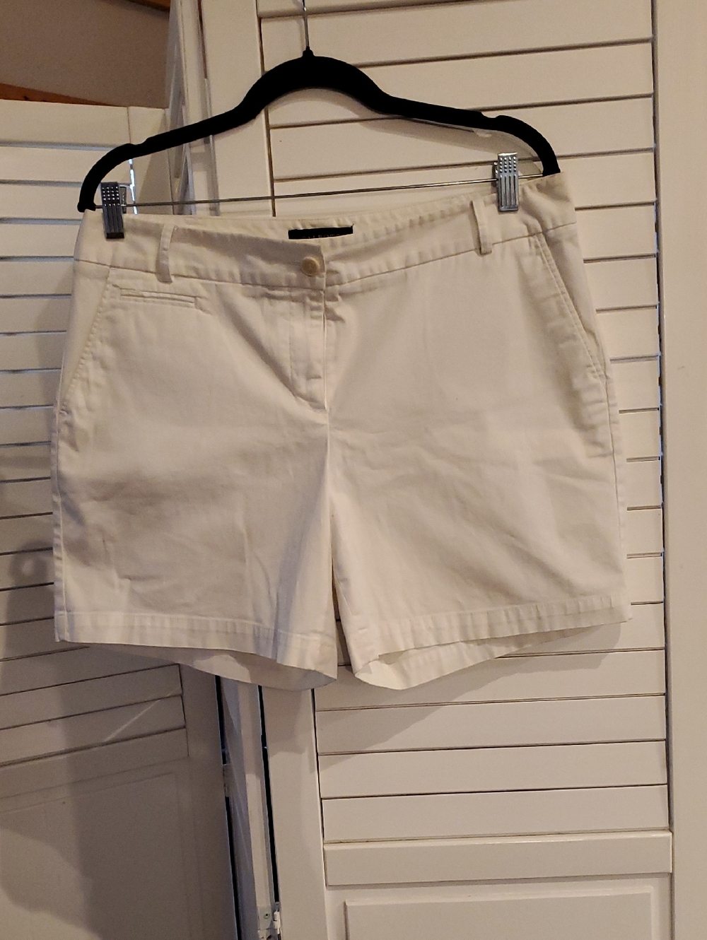 Classic Women's Linen-Blend Shorts in White
